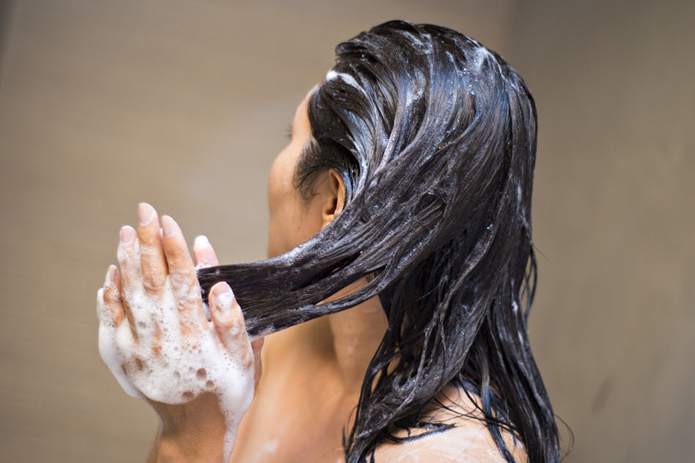 Reverse Washing: Das passiert, wenn man sich die Haare „verkehrt“ wäscht