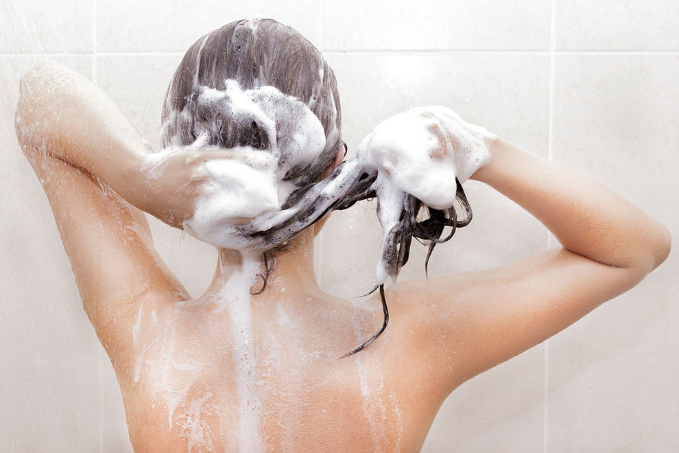 Darum solltest du deine Haare im Winter seltener waschen