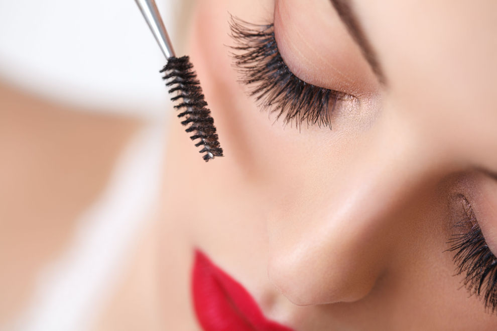 9 Mascara-Hacks, die jede Frau kennen sollte