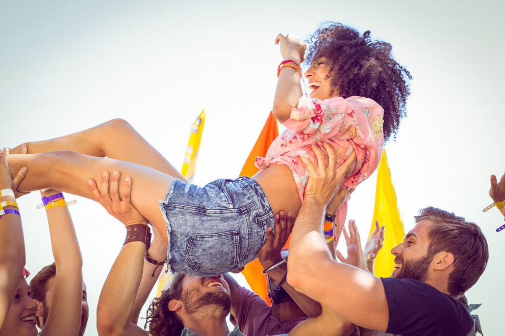 So stylst du den Denim-Look am Festival