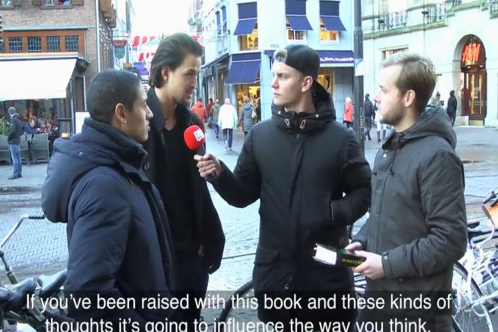 Youtuber tarnen Bibel als Koran und lesen Textpassagen vor