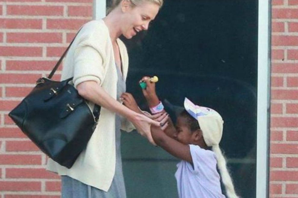 Charlize Therons Sohn (4) trägt Kleider und das Internet hasst sie dafür