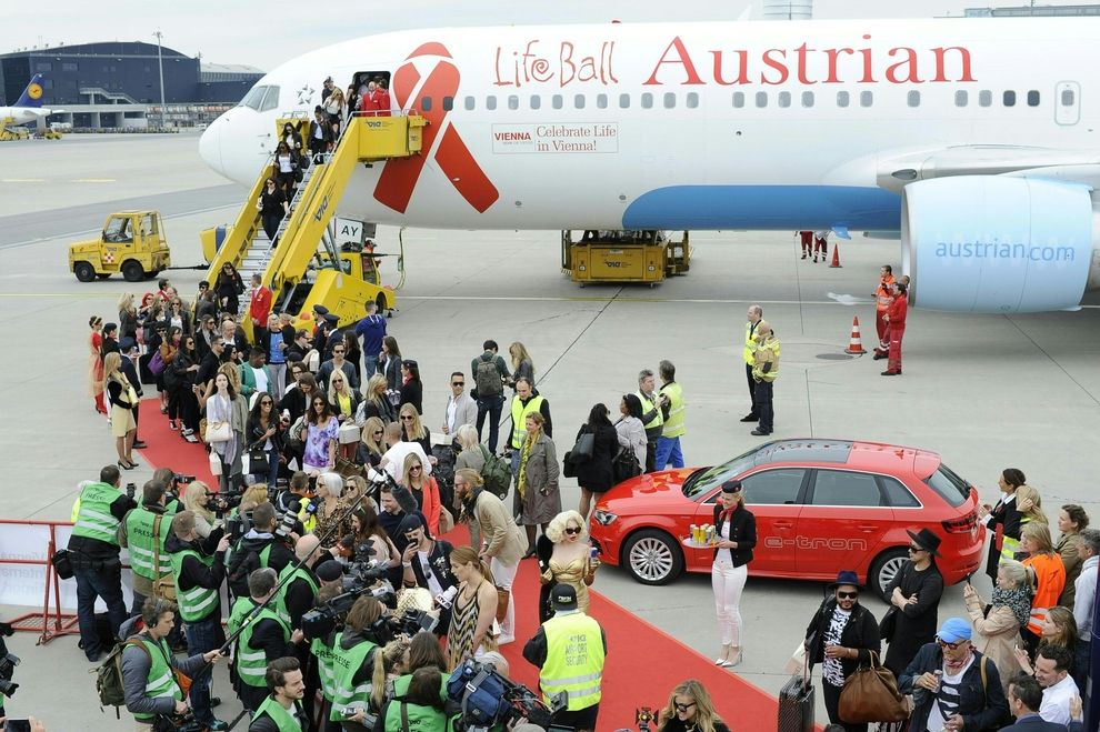 Die ersten Promis landen in Wien