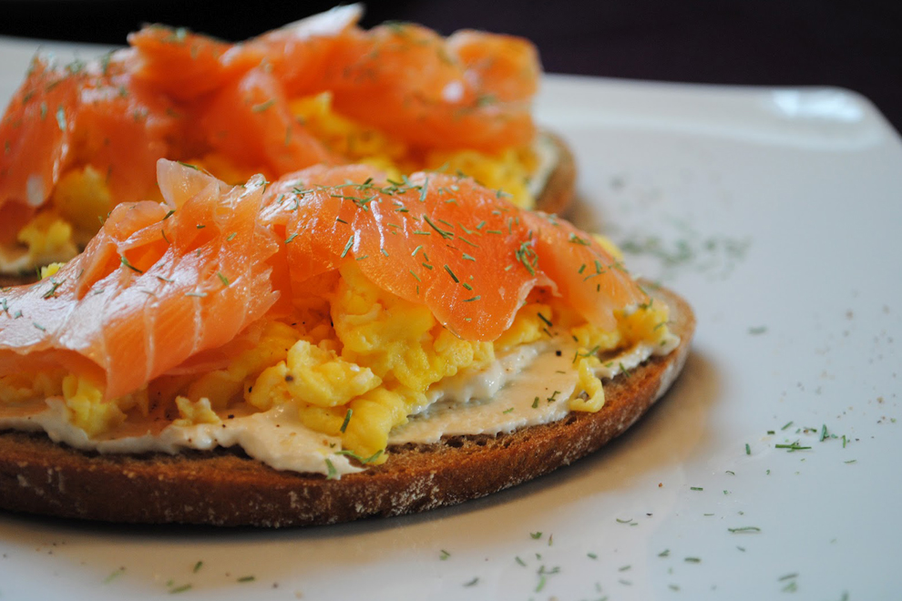 Rührei mit Lachs auf Schwarzbrot