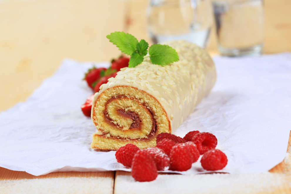 Biskuitroulade mit Beeren-Marmelade