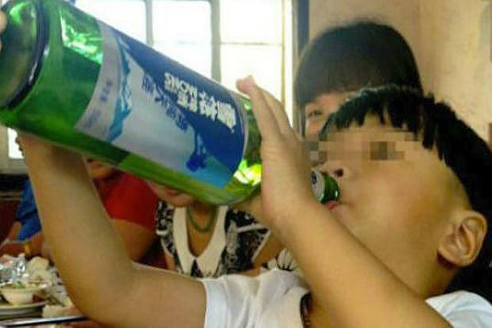 Zweijähriger Chinese ist alkoholsüchtig