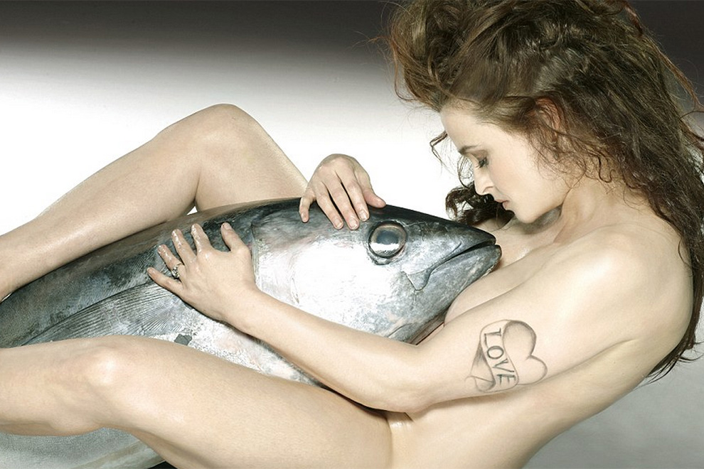 Hier liebkost Helena Bonham Carter einen Fisch
