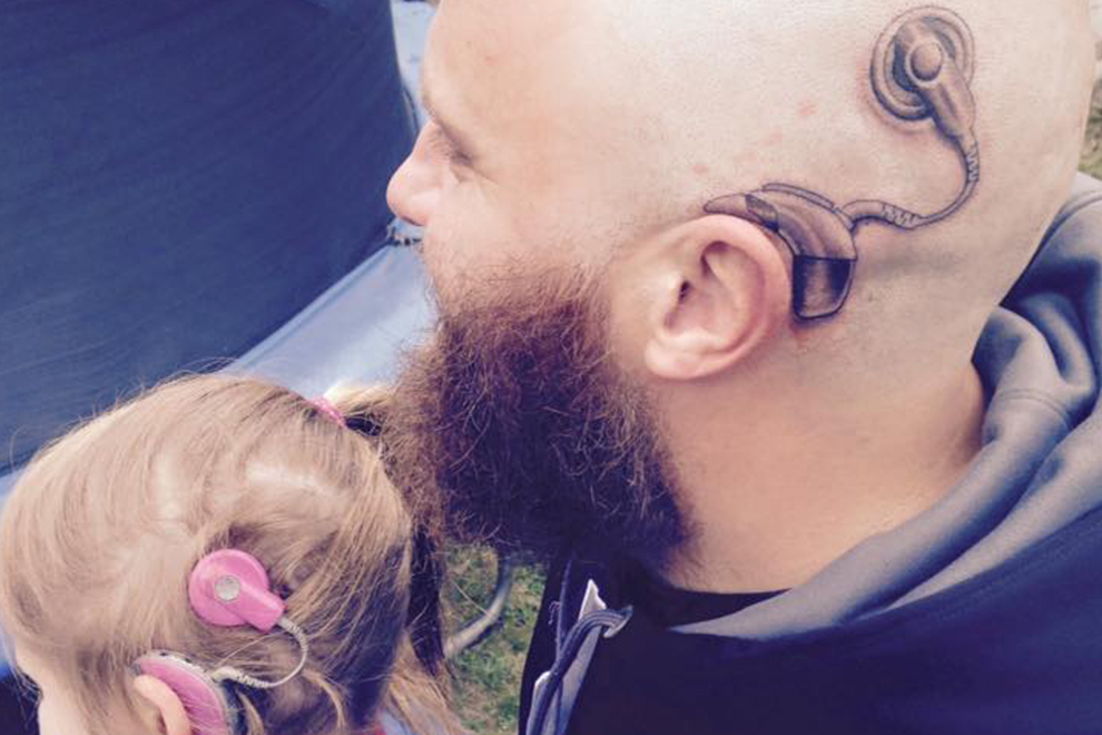 Vater tätowiert sich aus Liebe zu Tochter Hörgerät am Kopf
