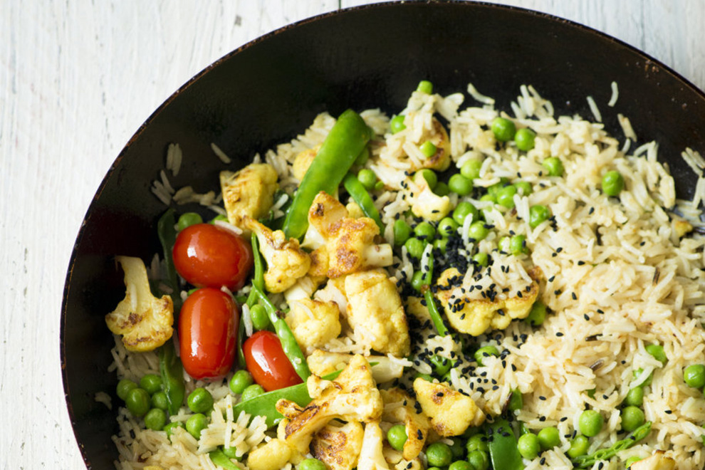 Reispfanne mit Currykarfiol und Erbsen