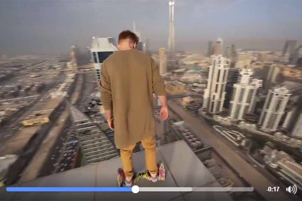 Freerunner Oleg Cricket macht gefährliche Moves mit seinem Hoverboard