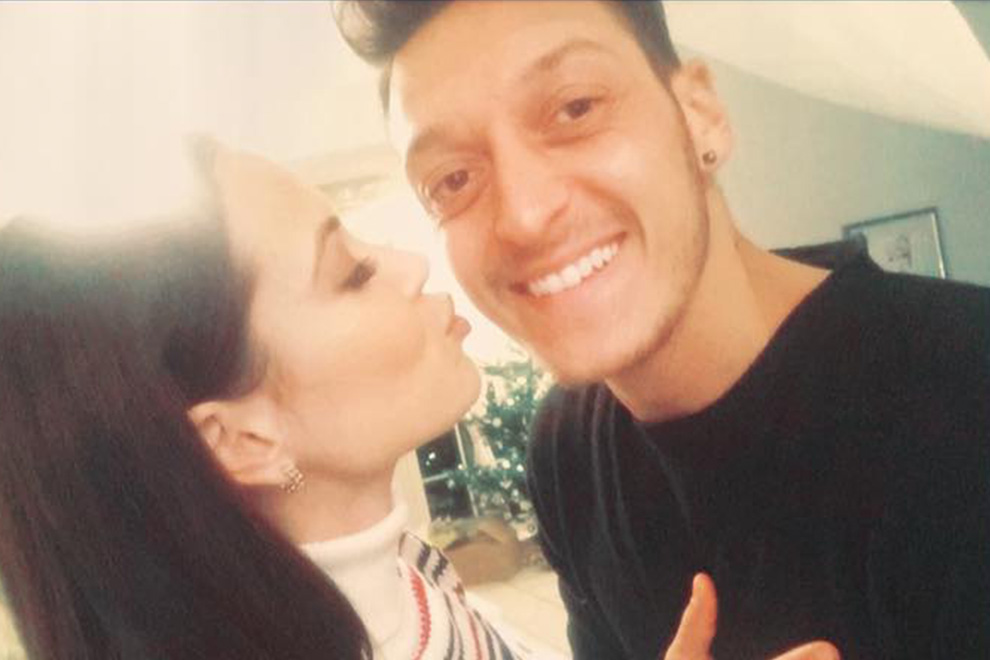 Mandy Capristo & Mesut Özil auf Wolke 7