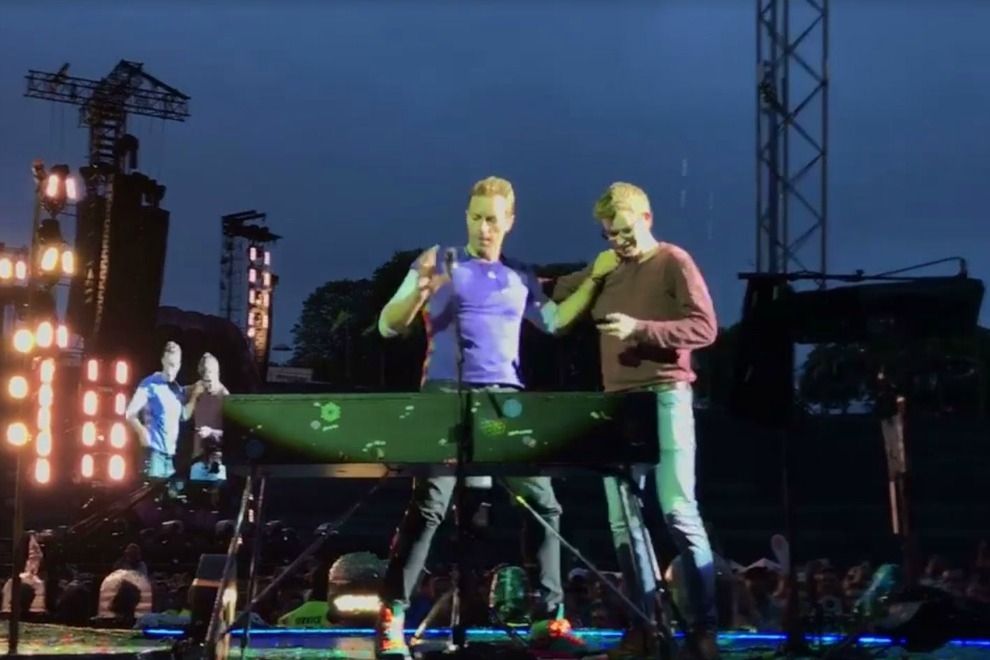 19-Jähriger Fan performt mit Chris Martin „Everglow“