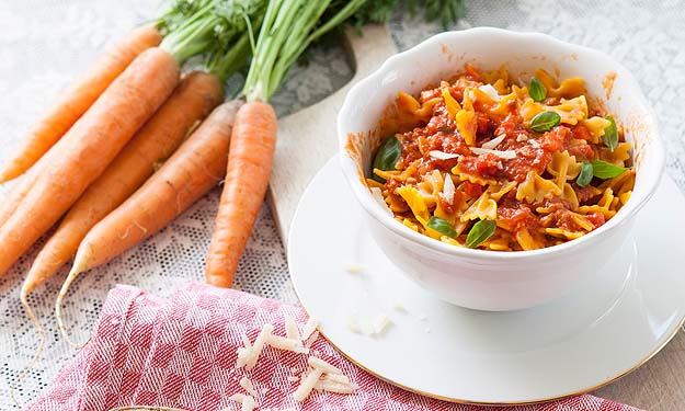 Vegane Bolognese mit Farfalle