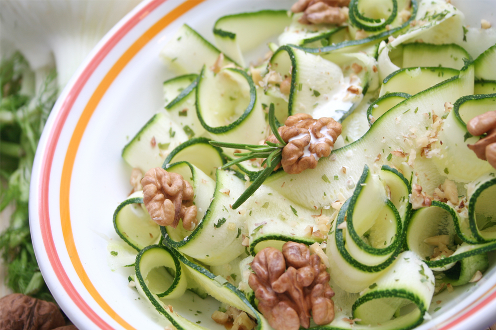 Zucchini-Salat mit Walnüssen