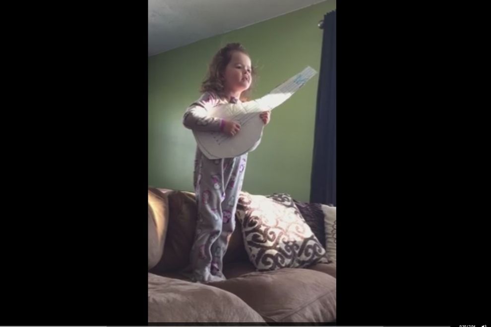 Kleines Mädchen singt Adele im Pyjama