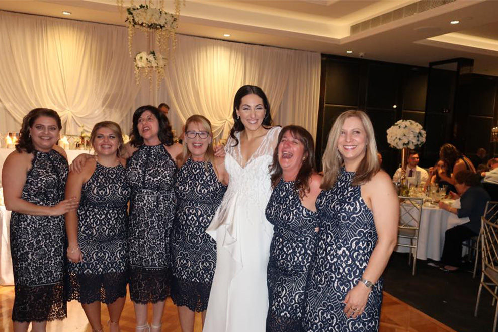 Diese sechs Frauen tragen auf einer Hochzeit das gleiche Kleid…