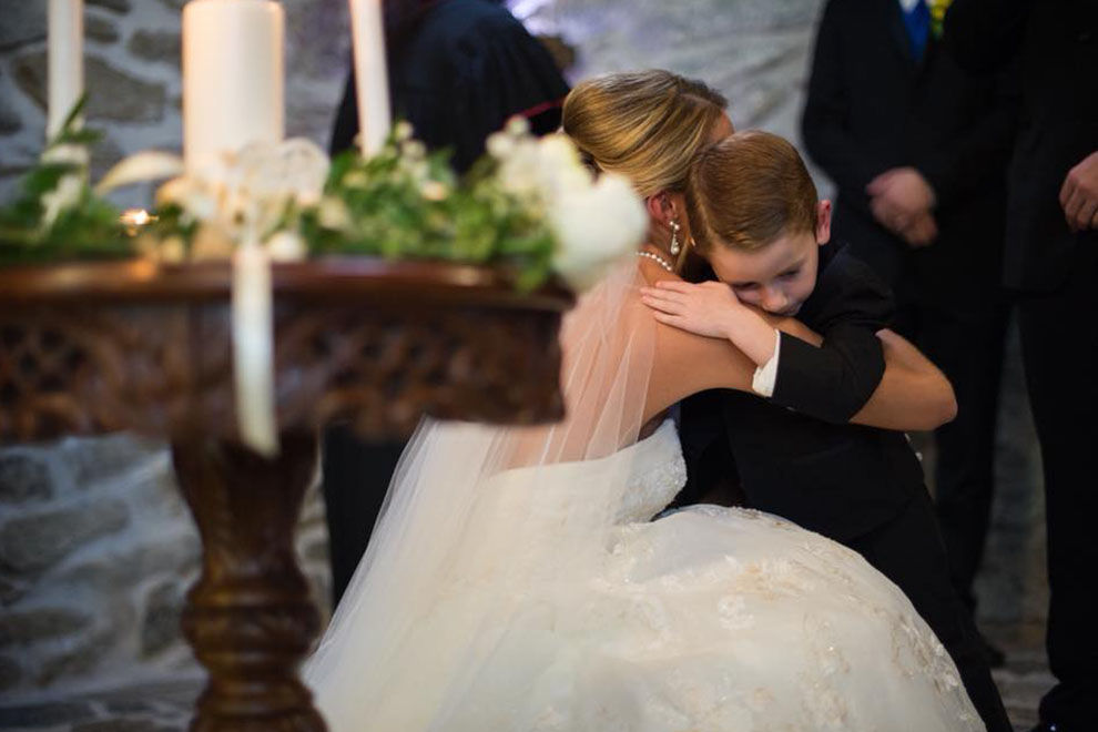 Braut wendet sich beim „Ja“-Wort an ihren Stiefsohn und seine Mutter