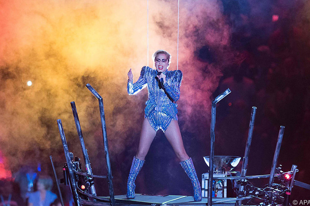 Lady Gaga mit patriotischem Apell beim Superbowl