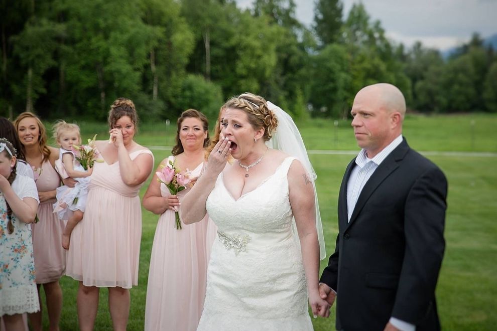 Weil ihr verstorbener Sohn die Hochzeit nicht erleben kann, lädt ihr Verlobter DIESEN Gast ein