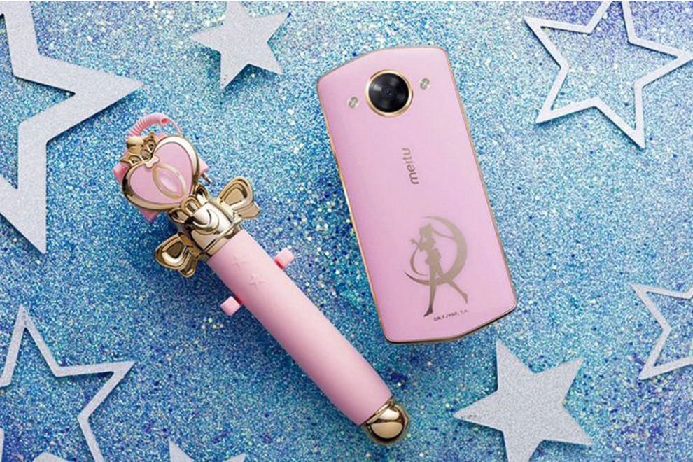 Es gibt jetzt ein Sailor Moon-Handy und den passenden Selfie-Stick dazu