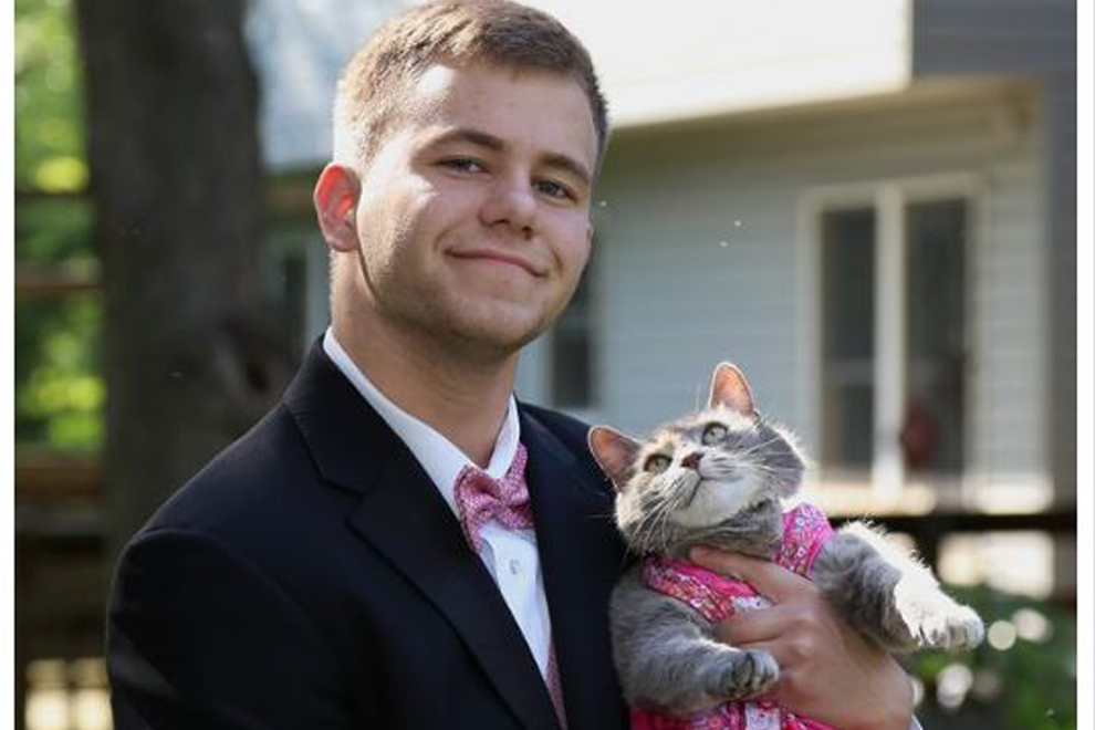 Weil er kein Date hat, nimmt dieser Teenager einfach seine Katze mit zum Abschlussball