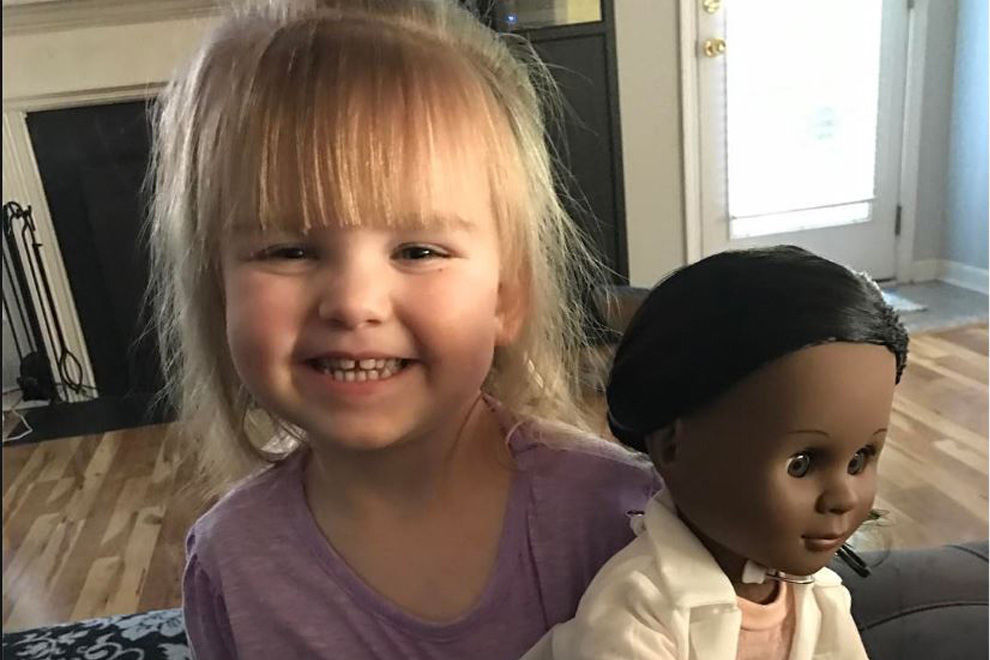 Kleine Sophia lehrt Kassiererin, dass Hautfarben keine Rolle spielen