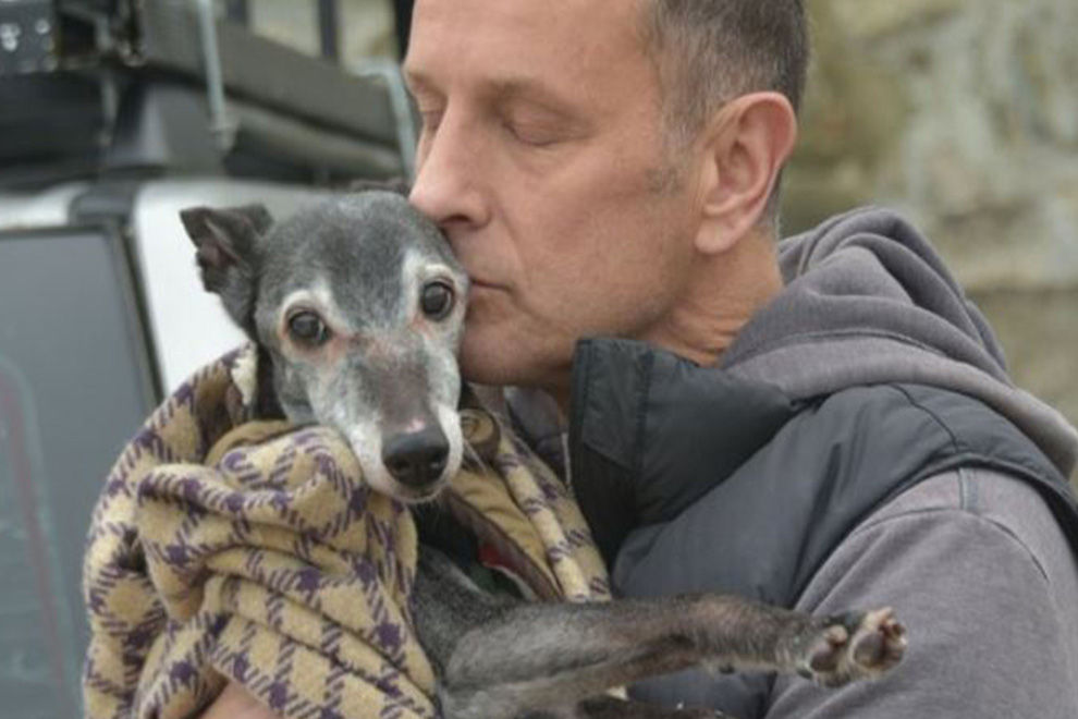 Warum hunderte Menschen am letzten Spaziergang dieses Hundes teilnahmen