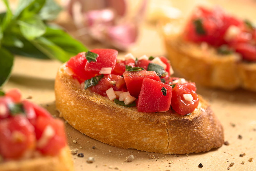 Crostini mit Minze-Chili-Tomaten