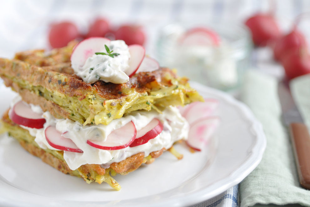 Waffeln mit Käse, Karotten und Kräutern