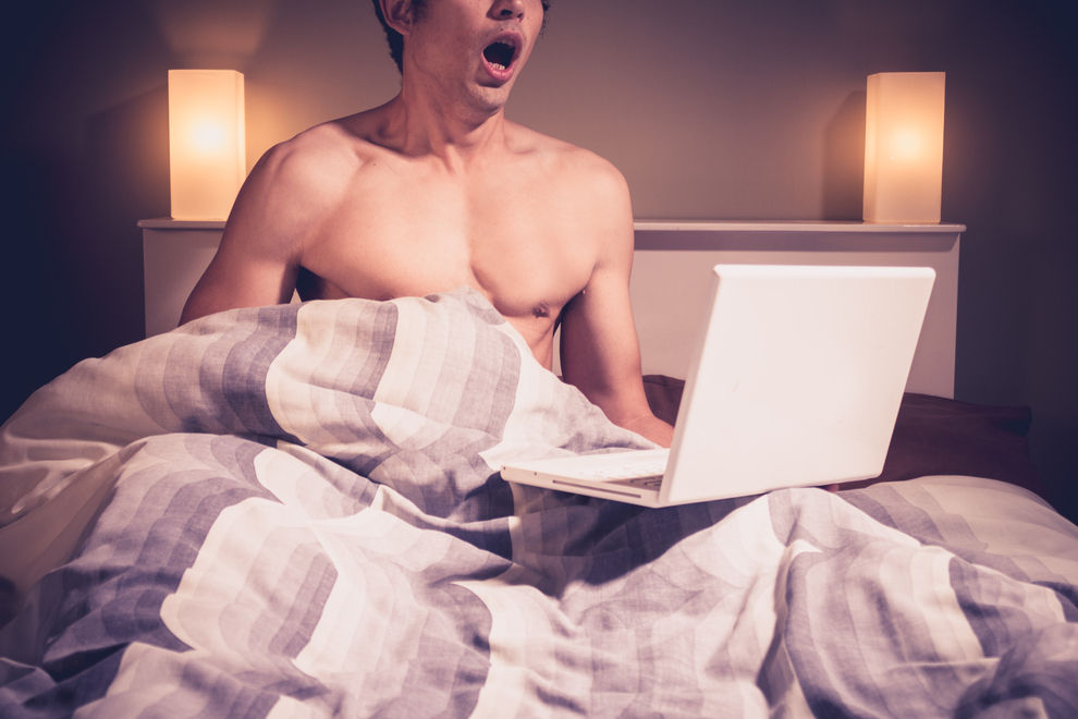 6 Gründe, warum Pornos gucken nicht mit Fremdgehen vergleichbar ist