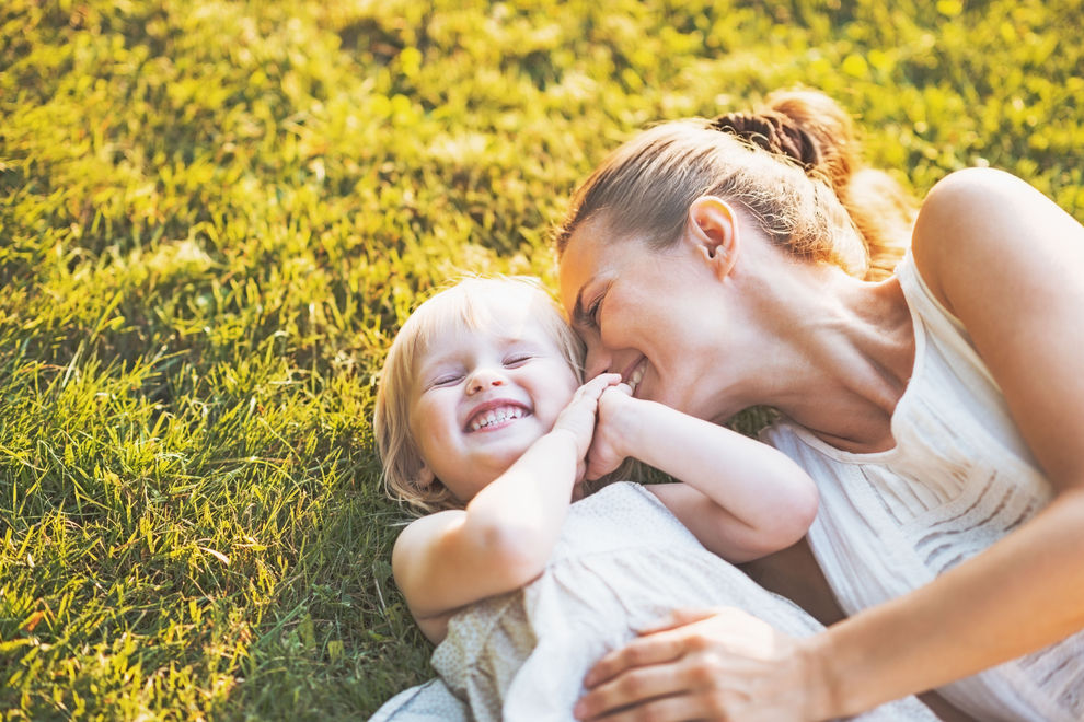 Kinder älterer Mütter sind fitter, größer & gebildeter