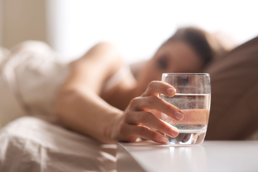 Gefährlich: Deshalb solltest du nie wieder ein Glas Wasser an dein Bett stellen