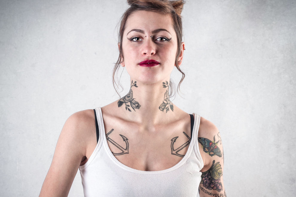 Deutscher Firmenboss spricht sich gegen bunte Haare, Tattoos & Piercings aus