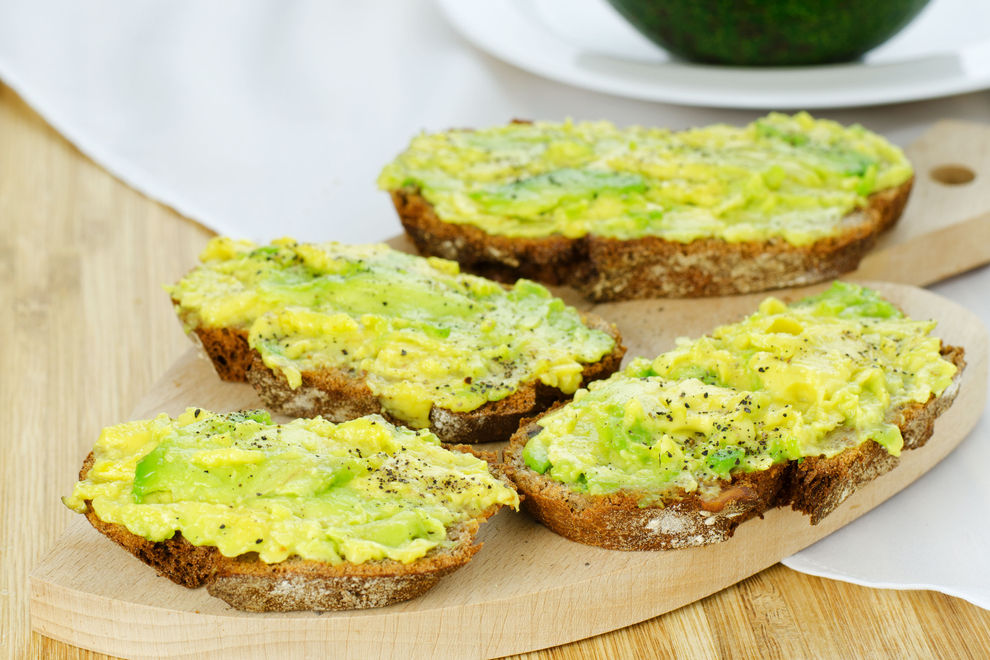 Crostini mit Avocado-Wasabi-Creme & Sesam