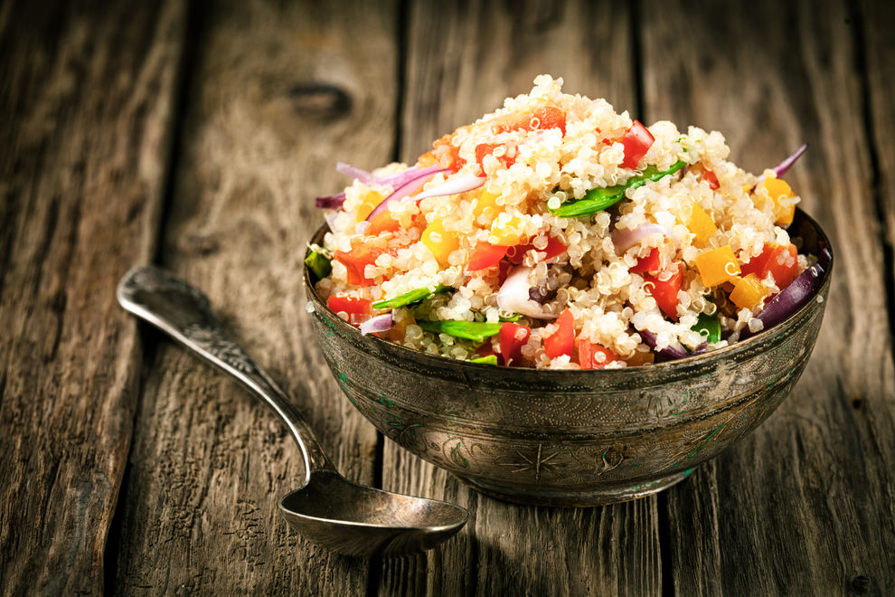 Vegetarischer Quinoa-Gemüsesalat