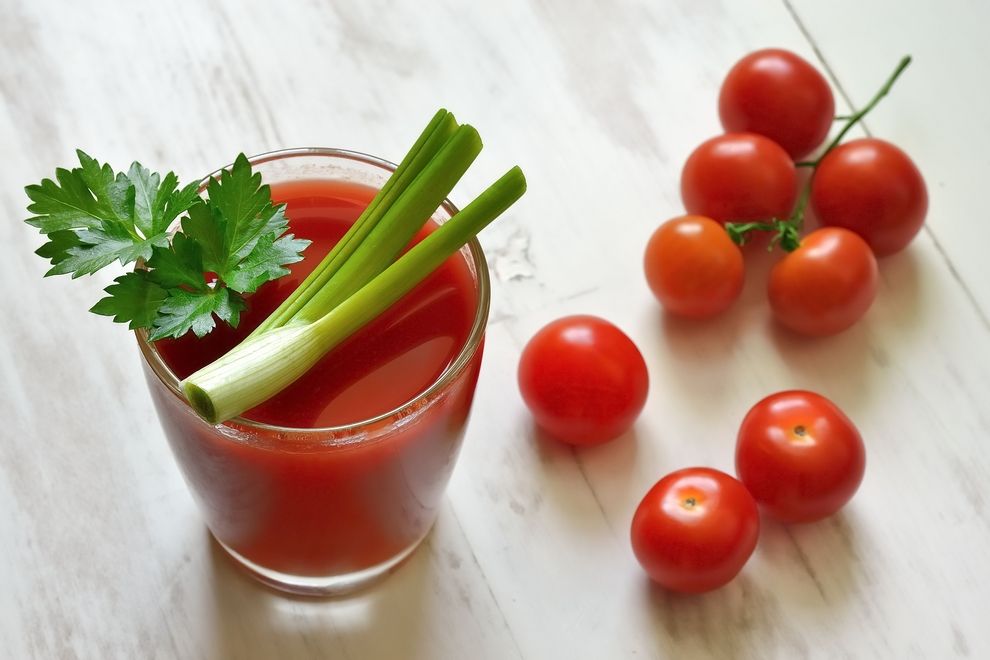 Darum trinken so viele Menschen im Flugzeug Tomatensaft