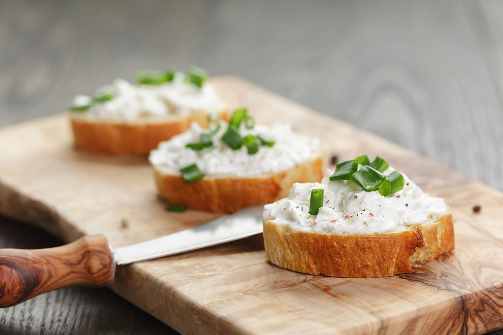 Brotchips mit Kräutertopfen