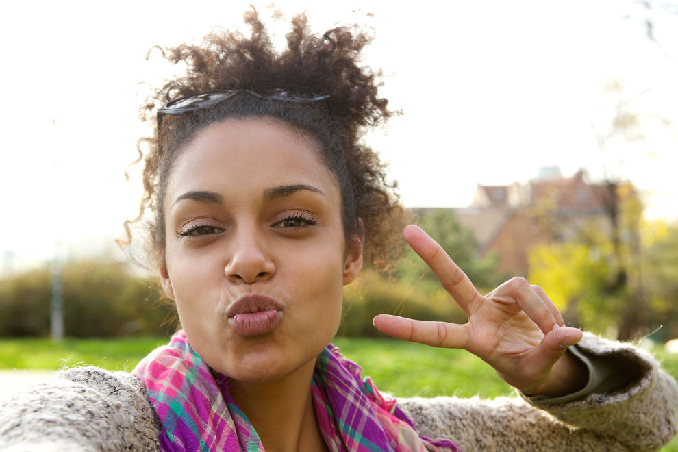 Warum du auf Fotos kein Peace-Zeichen mehr machen solltest Warum du auf Fotos kein Peace-Zeichen mehr machen solltest