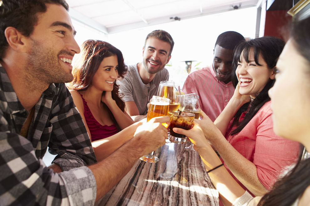 Wer hie und da Alkohol trinkt, lebt länger