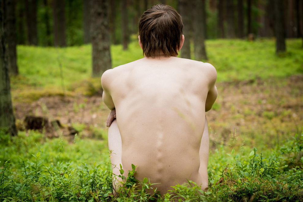 Untreuer Mann entführt und nackt im Wald ausgesetzt