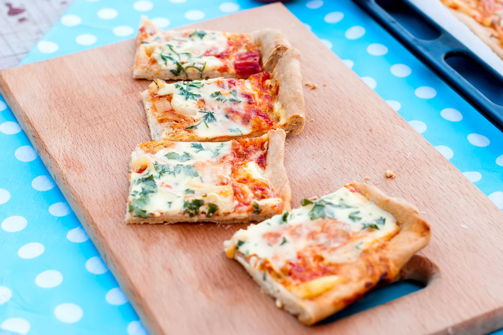 Flammkuchen mit Huhn und Avocado