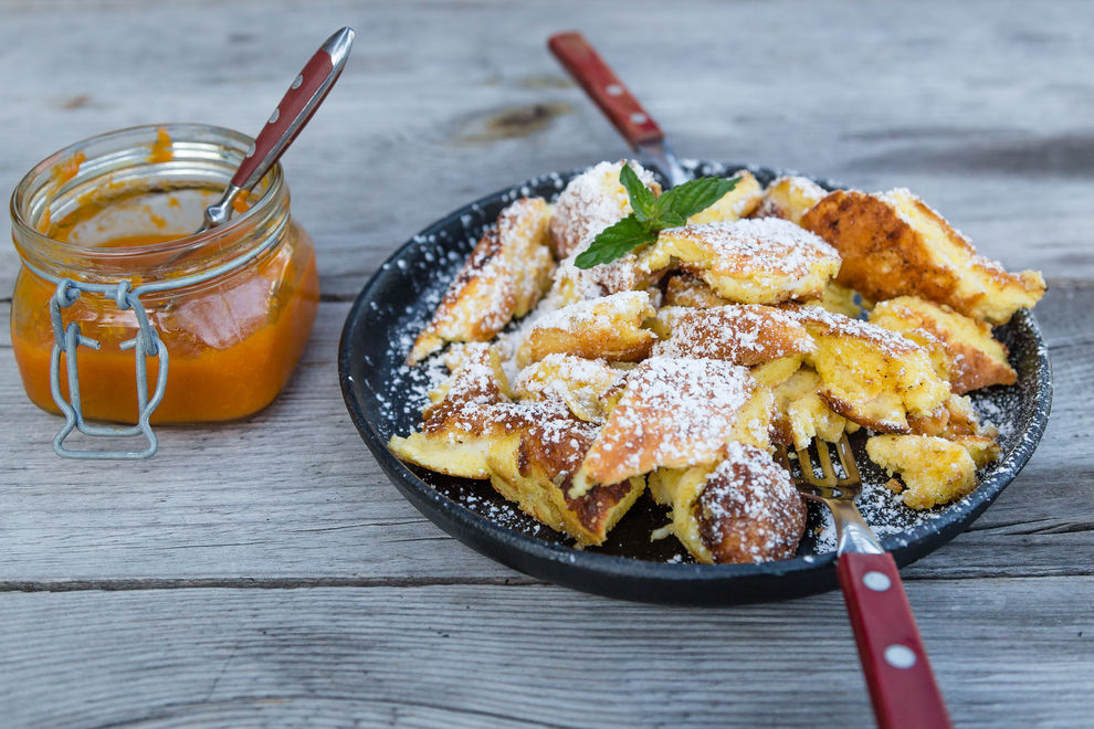 Apfel-Thymian-Kaiserschmarrn mit cremigem Bauernjoghurt und Pinienkernen