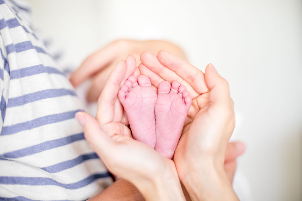 Baby erblickt in intakter Fruchtblase das Licht der Welt