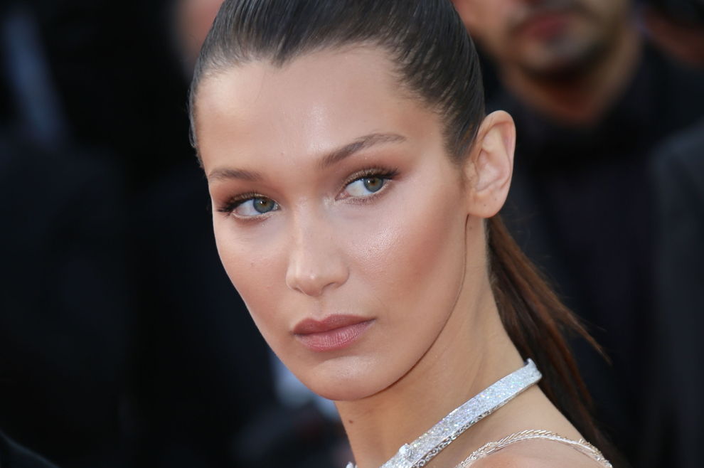 Bella Hadid stürzt bei Michael Kors-Show, dann tut sie das