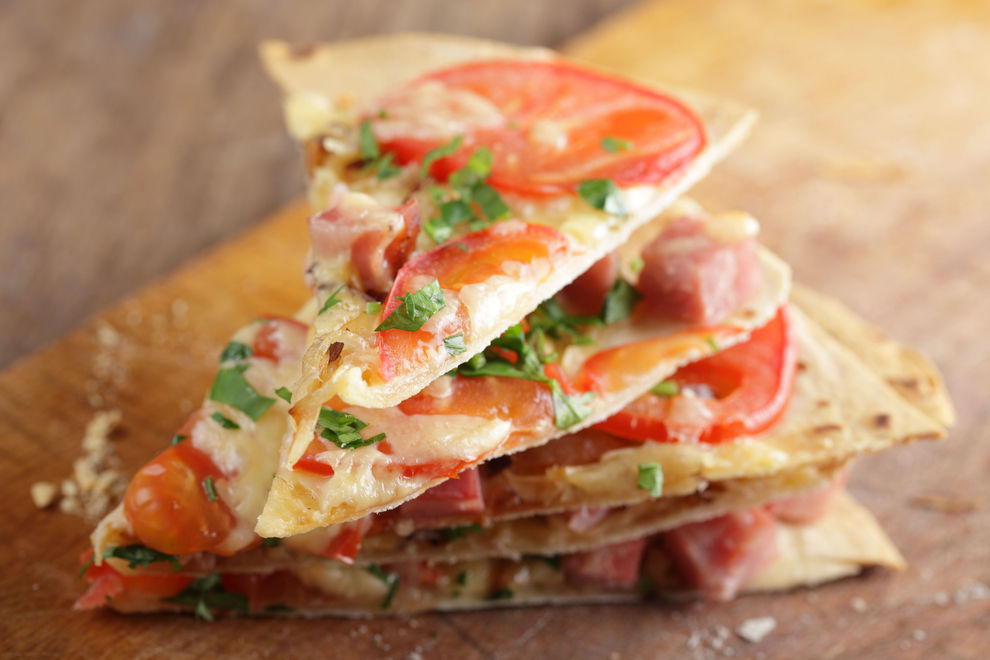 Tortilla-Pizza mit Schinken und Rucola