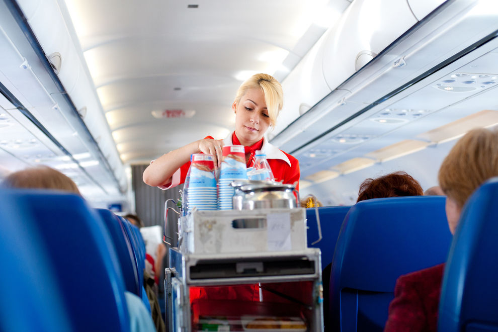 Dieses Getränk würden FlugbegleiterInnen im Flieger NIEMALS trinken