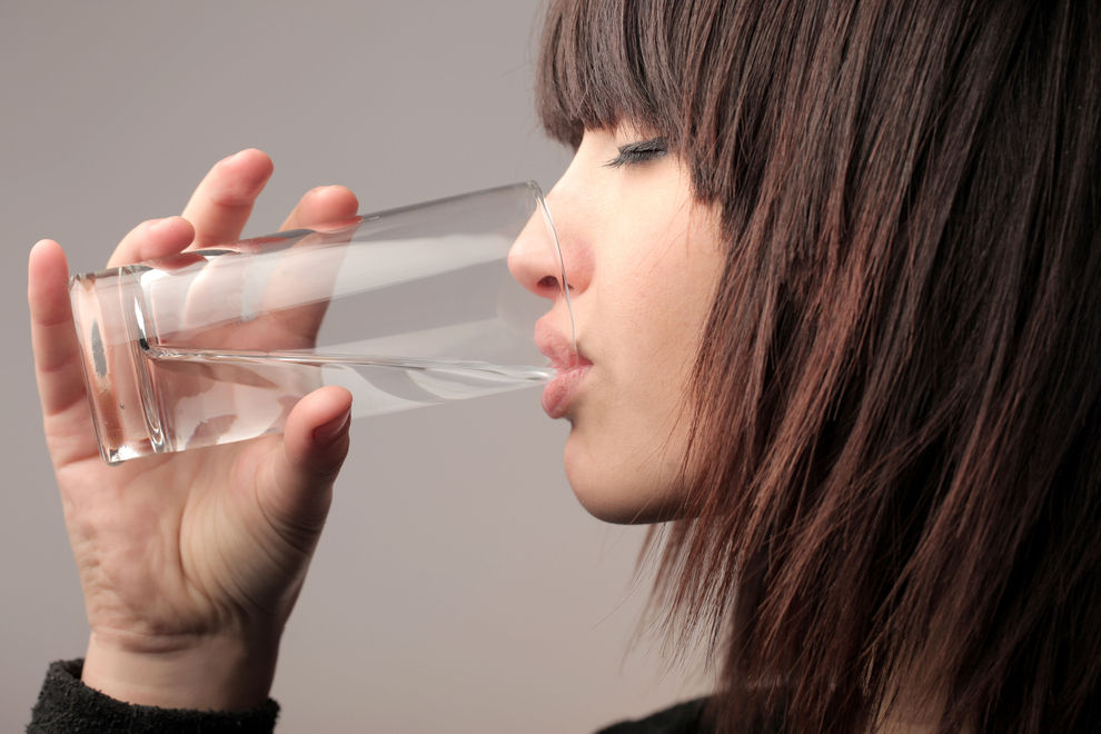 Das passiert, wenn du morgens ein Glas Wasser trinkst