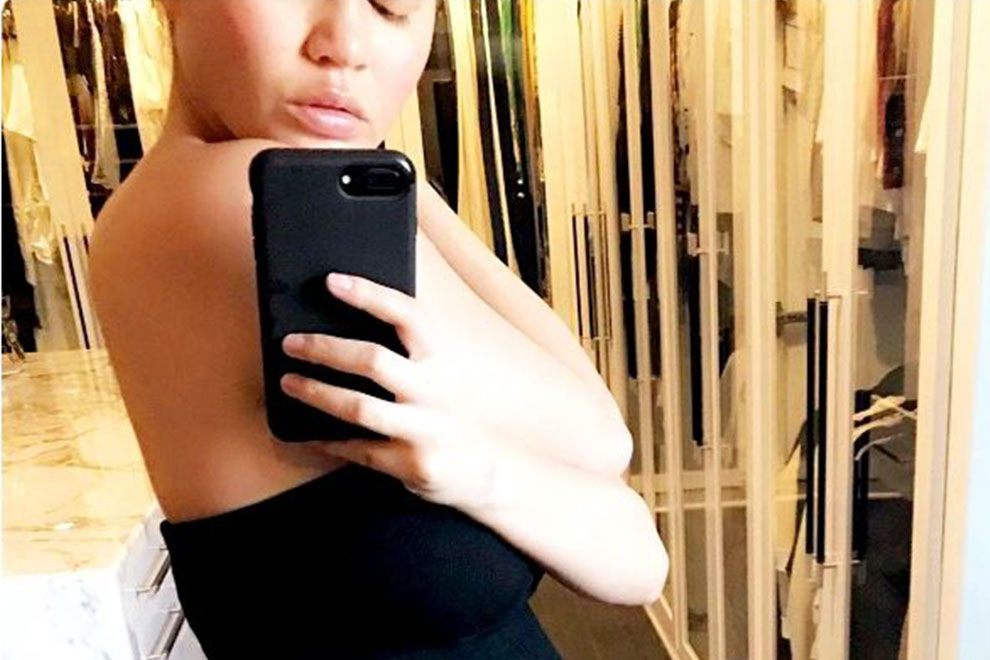 Chrissy Teigen zeigt ihr Schwangerschaftsbäuchlein