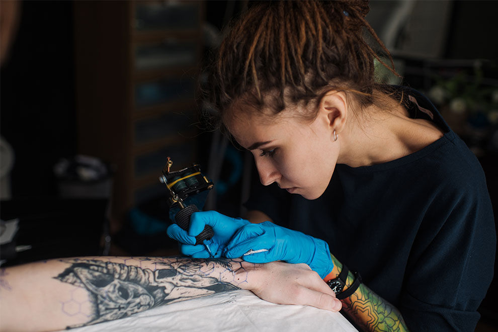 Diese Tätowiererin sticht dir ein Tattoo mit der Asche deines toten Haustiers