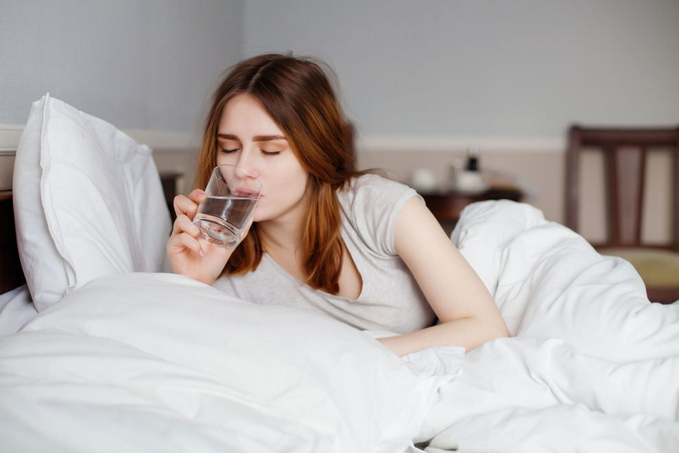 Warum es ungesund ist, ein Glas Wasser ans Bett zu stellen